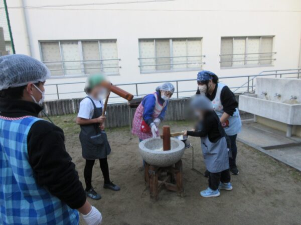 今年も元気いっぱい　もちつきをしました！